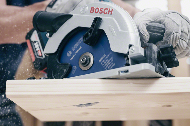 Expert for Wood Circular Saw Blade for Cordless Saws 140x1.8/1.3x20 T42 Person wearing safety equipment operates a circular saw to cut a wooden board.