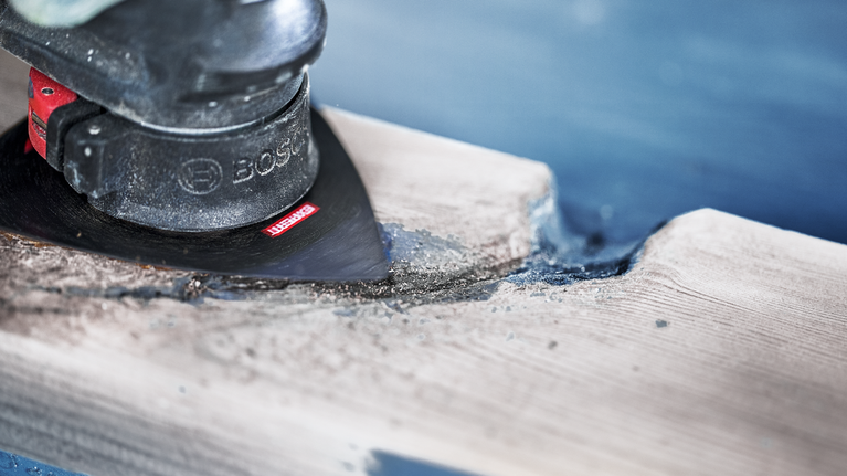 EXPERT Sanding Plate AVZ 90 RT2 Multitool Blade 90 mm Oscillating multi-tool sanding and shaping a piece of wood.