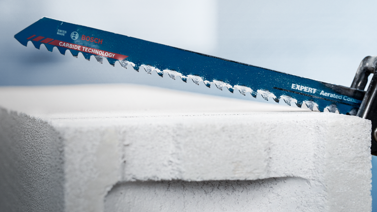 EXPERT ‘Aerated Concrete’ S 1141 HM Reciprocating Saw Blade 1-pc Saw blade cutting through a block of aerated concrete.