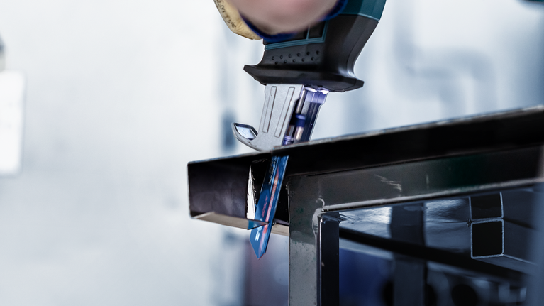 EXPERT ‘Thin Tough Metal’ S 522 EHM Reciprocating Saw Blade 1-pc Person using a jigsaw to cut a metal beam.
