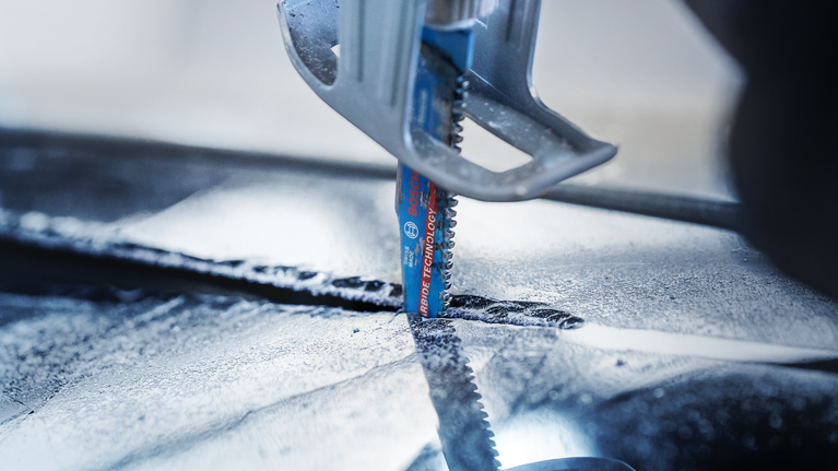 EXPERT ‘Vehicle Rescue’ S 957 CHM Reciprocating Saw Blade 1-pc Jigsaw blade cutting through a sheet of metal.