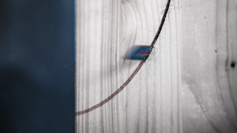 EXPERT Wood with Metal S715LHM Reciprocating Saw Blade 1-pc A jigsaw blade cutting a curved line through a wooden board.