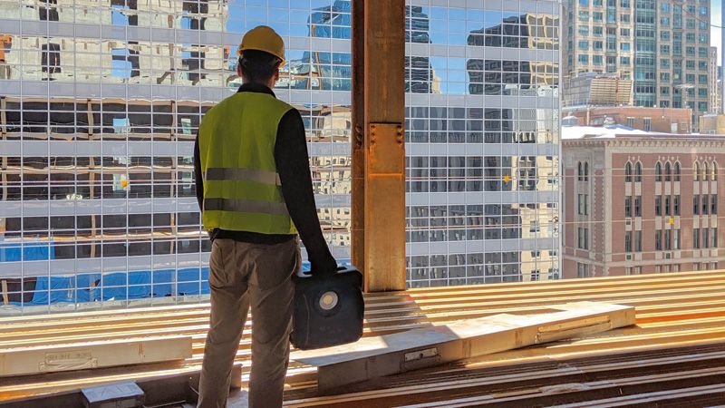 GLI 18V-10000 C Construction worker overlooking city.