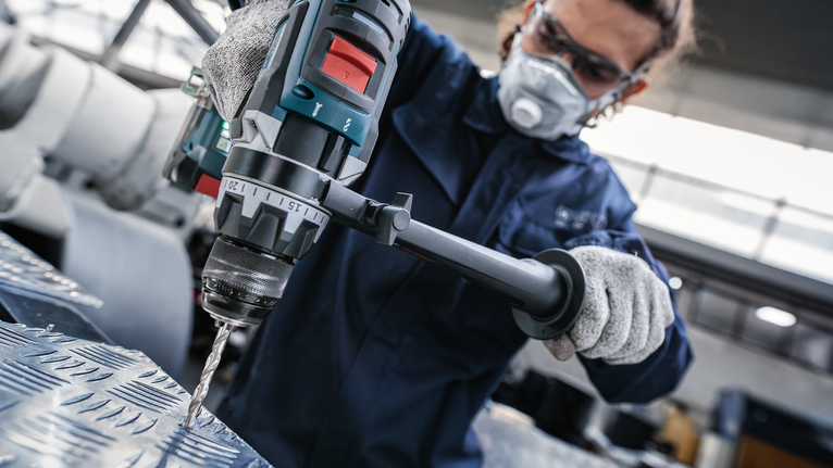 PRO Metal HSS-G Twist Drill Bit, 1/4 x 63 x 101 mm Person wearing safety equipment drills into a metal sheet.