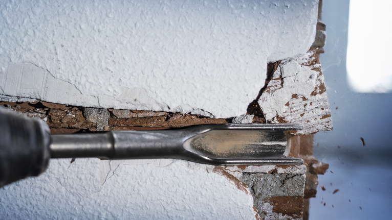 PRO SDS max Hollow Gouging Chisel, 32 x 300 mm Demolition chisel breaking through plaster and brick wall.
