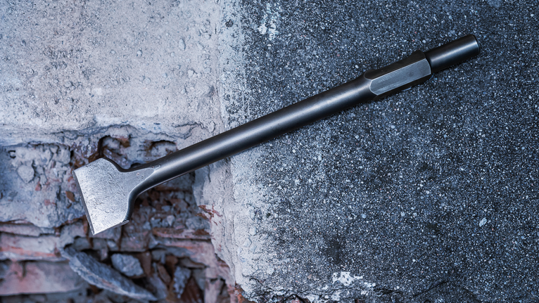 PRO HEX 30-4C Spade Chisel, 75 x 450 mm Flat chisel resting on a rough concrete surface.