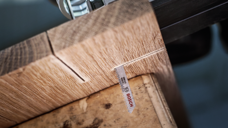 PRO Hardwood clean T101AIF Jigsaw Blade, 100 mm, 5 pcs Jigsaw blade making precise cuts in a wooden board.