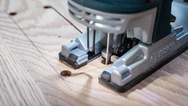 PRO Hardwood clean reverse T101BRF Jigsaw Blade, 100 mm, 5 pcs Jigsaw cutting a rectangular shape into a wooden board.