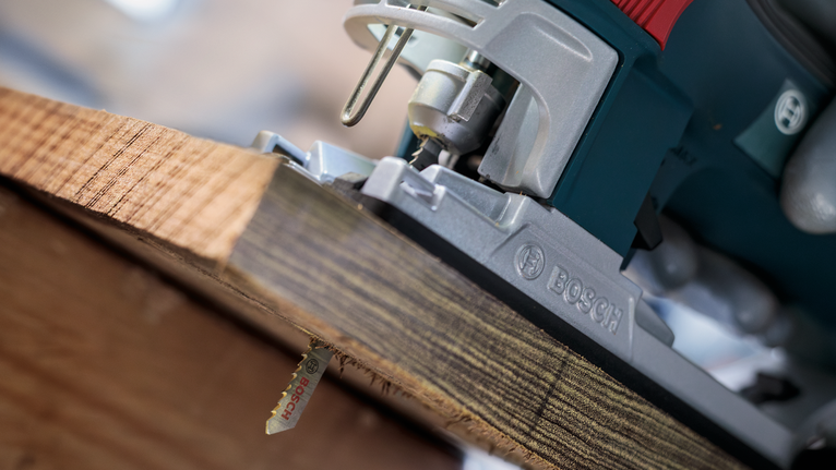 PRO Hardwood clean reverse T101BRF Jigsaw Blade, 100 mm, 5 pcs Jigsaw cutting through a thick wooden plank.