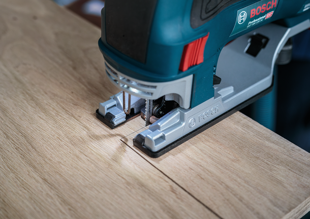 PRO Hardwood clean T101AIF Jigsaw Blade, 100 mm, 5 pcs Jigsaw cutting a straight line through a wooden board.