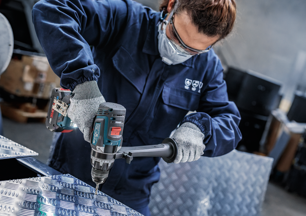 PRO Metal HSS-G Twist Drill Bit, 1/4 x 63 x 101 mm Person wearing safety equipment drills into a metal sheet.