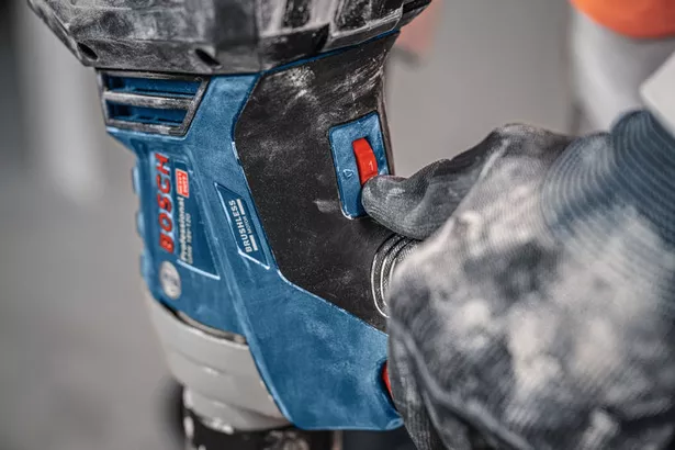 GRW 18V-120 A person wearing safety equipment adjusts the speed setting on a stirring mechanism.