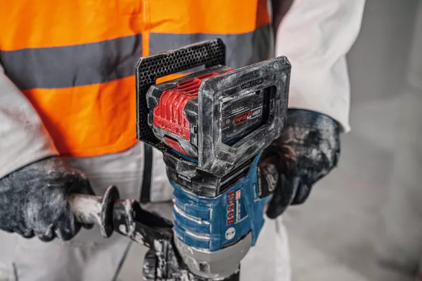 GRW 18V-120 A person wearing safety equipment operates a cordless stirring mechanism.