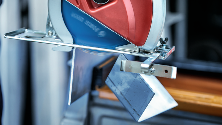 Object #200585154: 7557703_app_web_01 Circular saw making a precise cut through a metal sheet.
