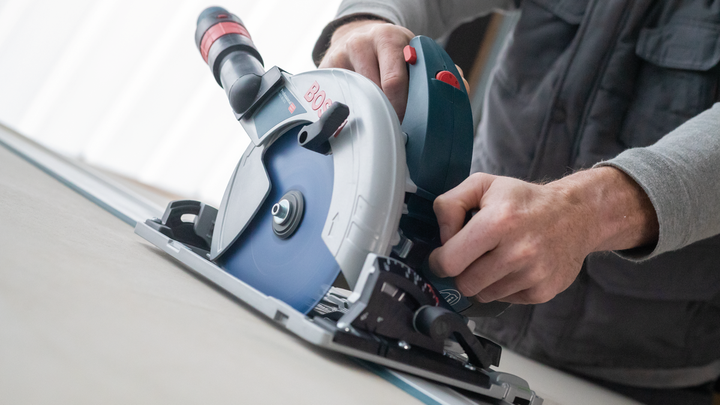Object #200585526: 7557691_app_web_03 Person operating a circular saw to cut a board.
