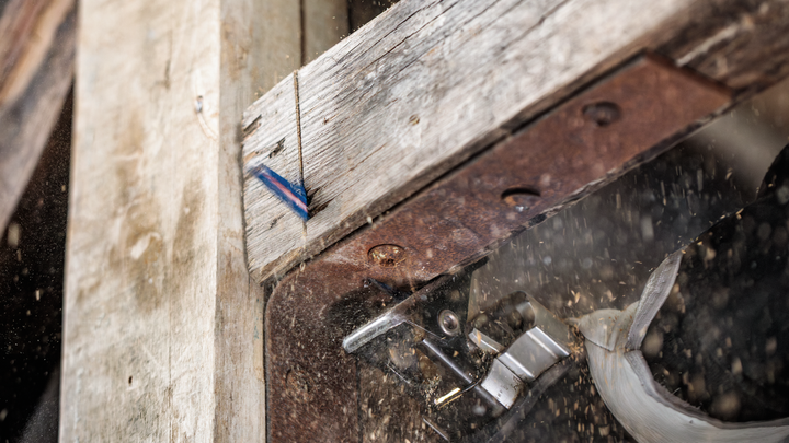 Object #200585882: 7785204_app_web_07 Jigsaw cutting through a wooden plank, creating dust and debris.