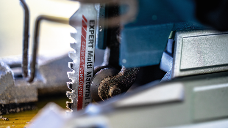 EXPERT ‘Multi Material‘ T 367 XHM Jigsaw Blade 3-pc Close-up of a multi-material saw blade cutting through wood.