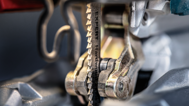 EXPERT Hardwood 2-side clean T308BFP Jigsaw Blade, 3 pcs Close-up of a jigsaw blade moving through metal.